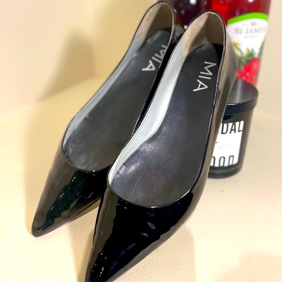 Mia Brand Flat Shoe With Normal Wear and Tear .           🖤🖤🖤🖤 - Picture 2 of 4